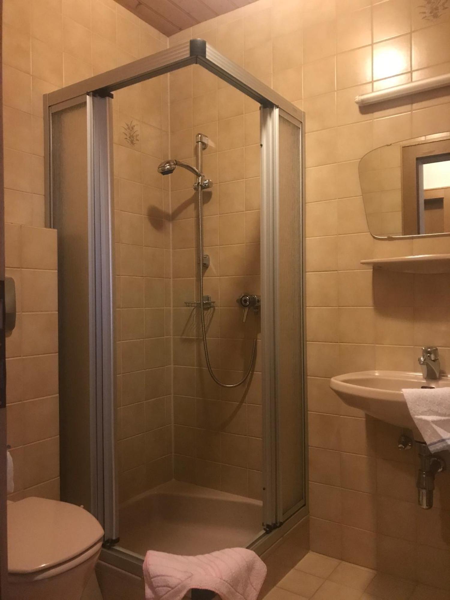 Gasthof Wacht Untertilliach Ruang foto